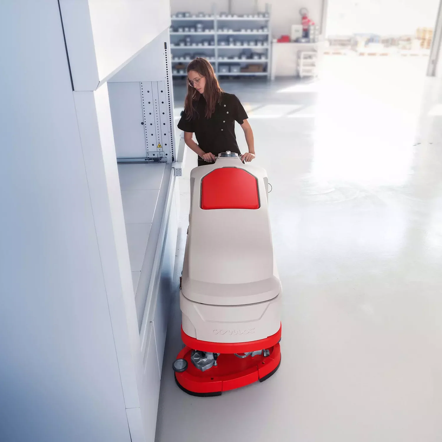 1634217444437-comac-vega-lavasciuga-pavimenti-corridoio